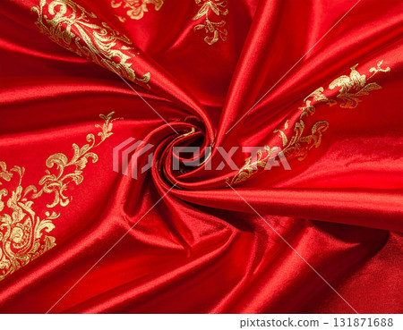 飄逸的絲綢上紅色和金色形成了美麗的對比，並用奢華、閃亮的金線刺繡加以點綴。 131871688