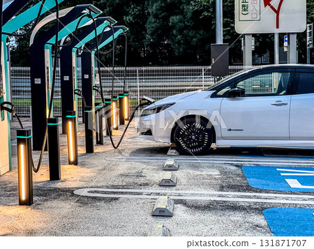 高速公路服務區正在充電的電動車（夜間） 131871707