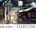 高速公路服務區正在充電的電動車（夜間） 131871708