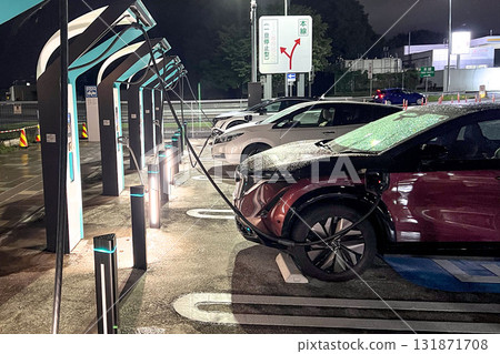 高速公路服務區正在充電的電動車（夜間） 131871708