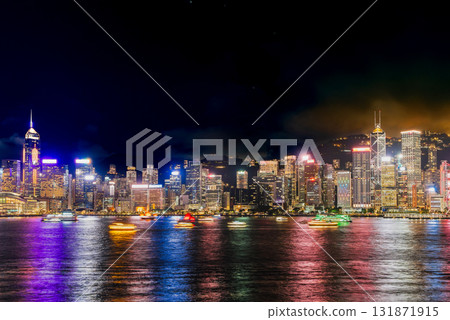 香港維多利亞港和夜間的觀光船 香港維多利亞港和夜間的觀光船 131871915