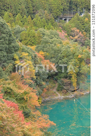 Okutama in autumn: Lake Shiramaru 131872096