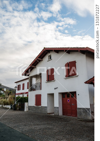 法國巴斯克地區以辣椒聞名的埃斯佩萊特村，紅白相間的建築用辣椒裝飾 131872227