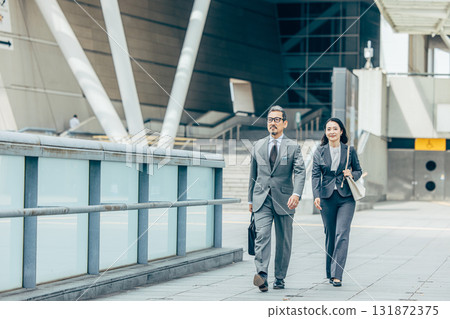 高級商人和女性 高級商人和女性 131872375
