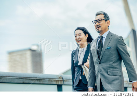 Senior businessmen and women 131872381