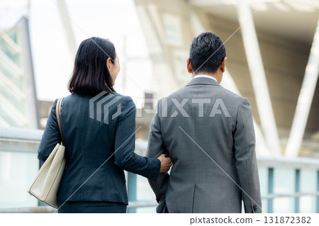 商人和女商人後方 131872382