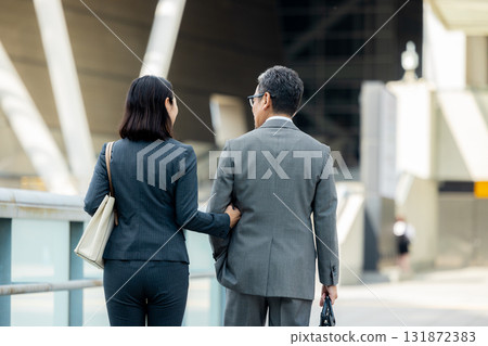 商人和女商人後方 131872383