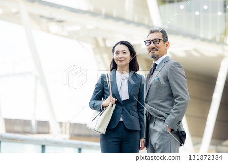 走在辦公區的商務人士 131872384