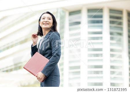 Senior female business woman 131872395