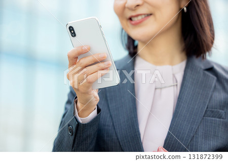 有智能手機的女商人 131872399