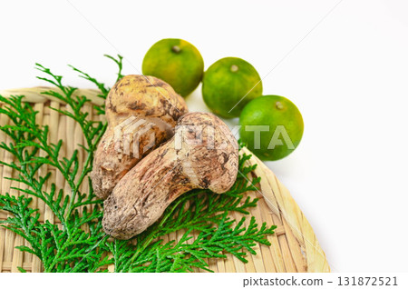 Autumn taste Matsutake mushrooms Autumn taste Matsutake mushrooms 131872521