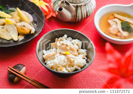 時令菜餚:松茸飯 時令菜餚:松茸飯 131872572