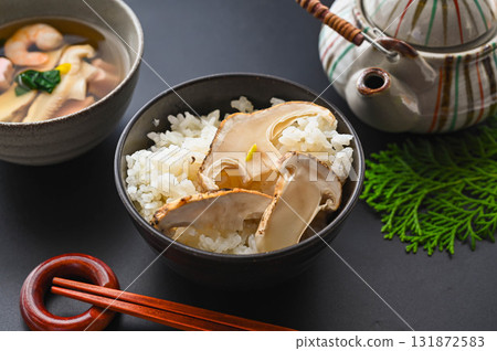 Matsutake mushroom rice 131872583