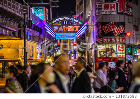 十月的東京城市景觀。入境旅遊仍在繼續…俯瞰上野站和阿美橫町,外國遊客熙熙攘攘。 十月的東京城市景觀。入境旅遊仍在繼續…俯瞰上野站和阿美橫町,外國遊客熙熙攘攘。 131872588