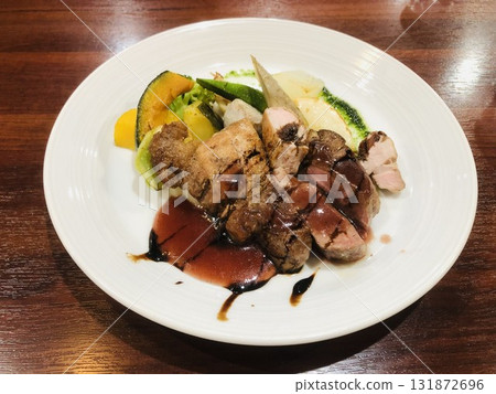 烤豬裡肌佐香醋醬和蒸蔬菜 131872696