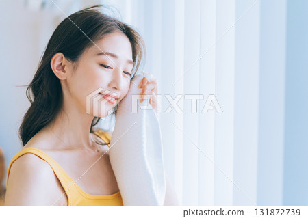 A woman wiping his face with a towel 131872739
