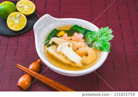 Earthenware pot-style soup 131872759