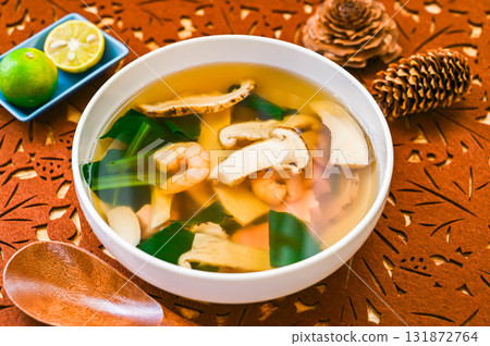 Matsutake mushroom dish: earthenware pot 131872764