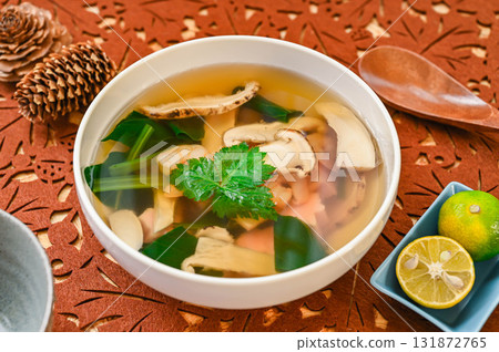 Matsutake mushroom dish: earthenware pot Matsutake mushroom dish: earthenware pot 131872765