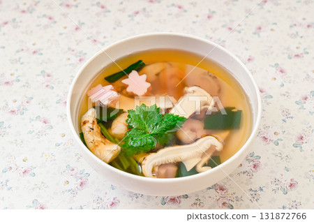 Matsutake mushroom dish: earthenware pot 131872766