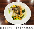 烤鯛魚佐柑橘醬和蒸蔬菜 131873009