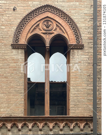 Medieval window of Italian buildigns with closing doors in wood Medieval window of Italian buildigns with closing doors in wood 131874105