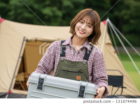 一名婦女在露營地搬運置物箱 131874496