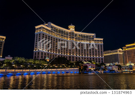 美國內華達州拉斯維加斯貝拉吉歐飯店的夜景 美國內華達州拉斯維加斯貝拉吉歐飯店的夜景 131874963