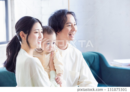 父母和孩子抱著嬰兒 131875301