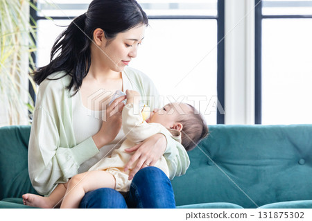 媽媽抱著一個嬰兒 131875302