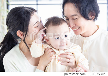 一對夫婦抱著一個嬰兒 131875304