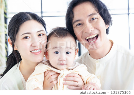 一對夫婦抱著一個嬰兒 131875305