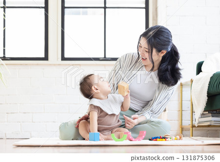 媽媽在客廳和寶寶玩耍 131875306