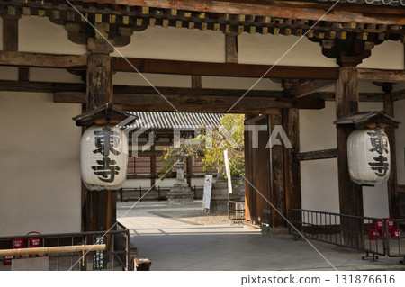 Toji Temple: The North Gate is enveloped in tranquility 131876616