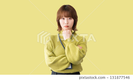 A woman with a troubled expression / business woman 131877546