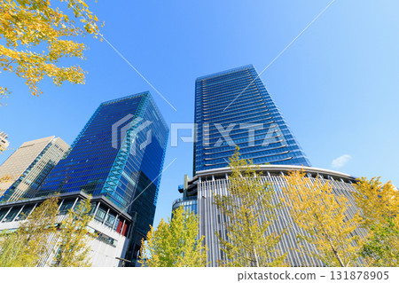 大阪梅田的秋季建築（大阪府大阪市北區） 131878905
