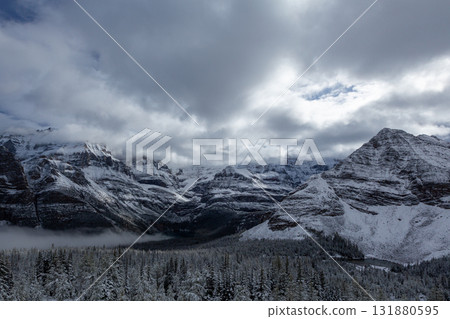 加拿大洛磯山脈雄偉的雪景 131880595