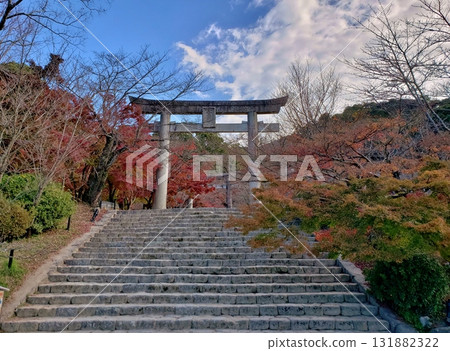 太宰府市灶門神社參道沿途的紅葉 131882322