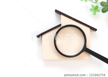住宅和放大鏡複製空間 131882758