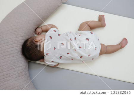 日本嬰兒趴在哺乳墊旁睡覺的全身照 日本嬰兒趴在哺乳墊旁睡覺的全身照 131882985