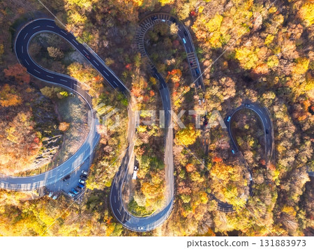 鳥瞰栃木縣日光市的伊呂波坂，紅葉染成一片紅葉 131883973