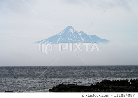 從北海道禮文島眺望,利尻富士山殘留著美麗的積雪,聳立在海上雲層之上 從北海道禮文島眺望,利尻富士山殘留著美麗的積雪,聳立在海上雲層之上 131884097