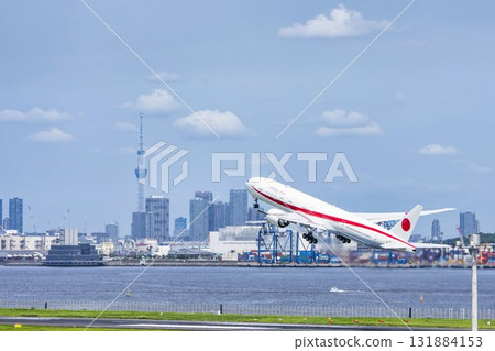 羽田機場的秋天：政府飛機起飛和東京大田區的晴空塔 131884153