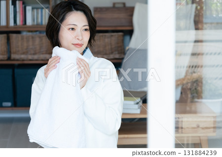 年輕女子聞到洗衣的味道 131884239