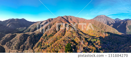 鳥瞰被秋色染紅的栃木縣日光。 131884270
