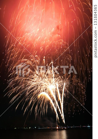 湖面上絢爛的煙火點綴夜空－鹿島市煙火大會的場景 131884365