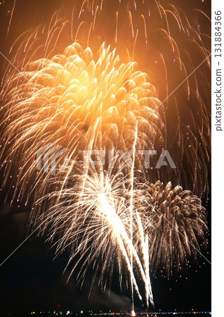 湖面上絢爛的煙火點綴夜空-鹿島市煙火大會的場景 湖面上絢爛的煙火點綴夜空-鹿島市煙火大會的場景 131884366