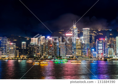 香港維多利亞港和夜間的觀光船 131884390