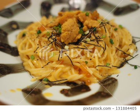 Sea urchin and salmon roe pasta 131884405