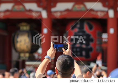 淺草攝影,拍攝大燈籠,外國遊客在淺草觀光 淺草攝影,拍攝大燈籠,外國遊客在淺草觀光 131884484